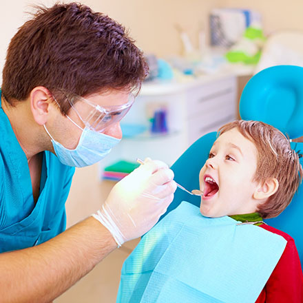 young child visiting emergency pediatric dentist 