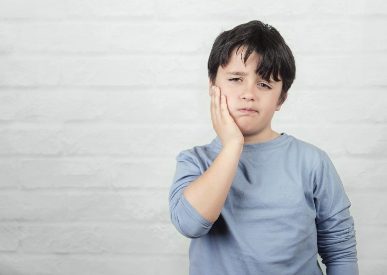 Child in pain before emergency dentistry