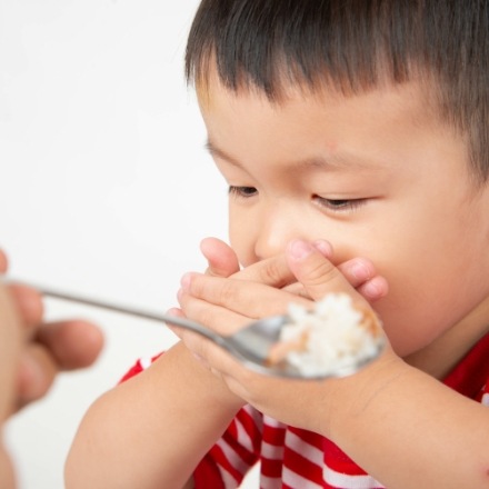 Child blocking mouth before treatment for non nutritive habits